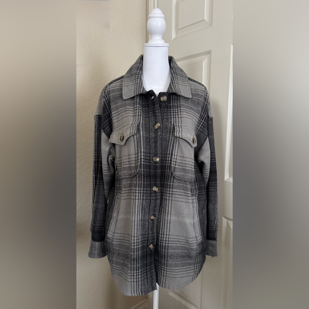 Aerie Gray Plaid Button-Up Oversized Shirt Jacket in Women’s Size Small